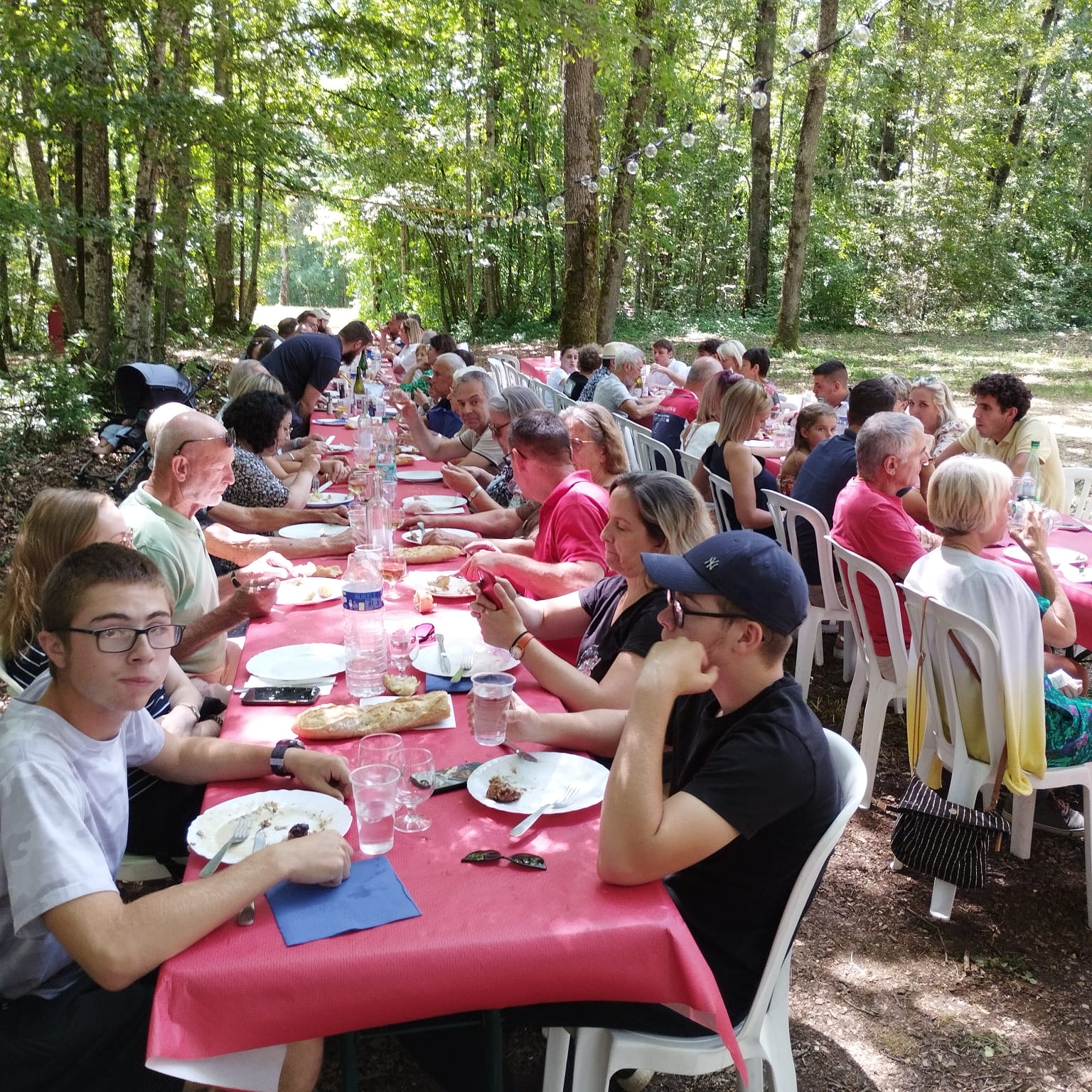 Préparatifs festifs dans la salle communale