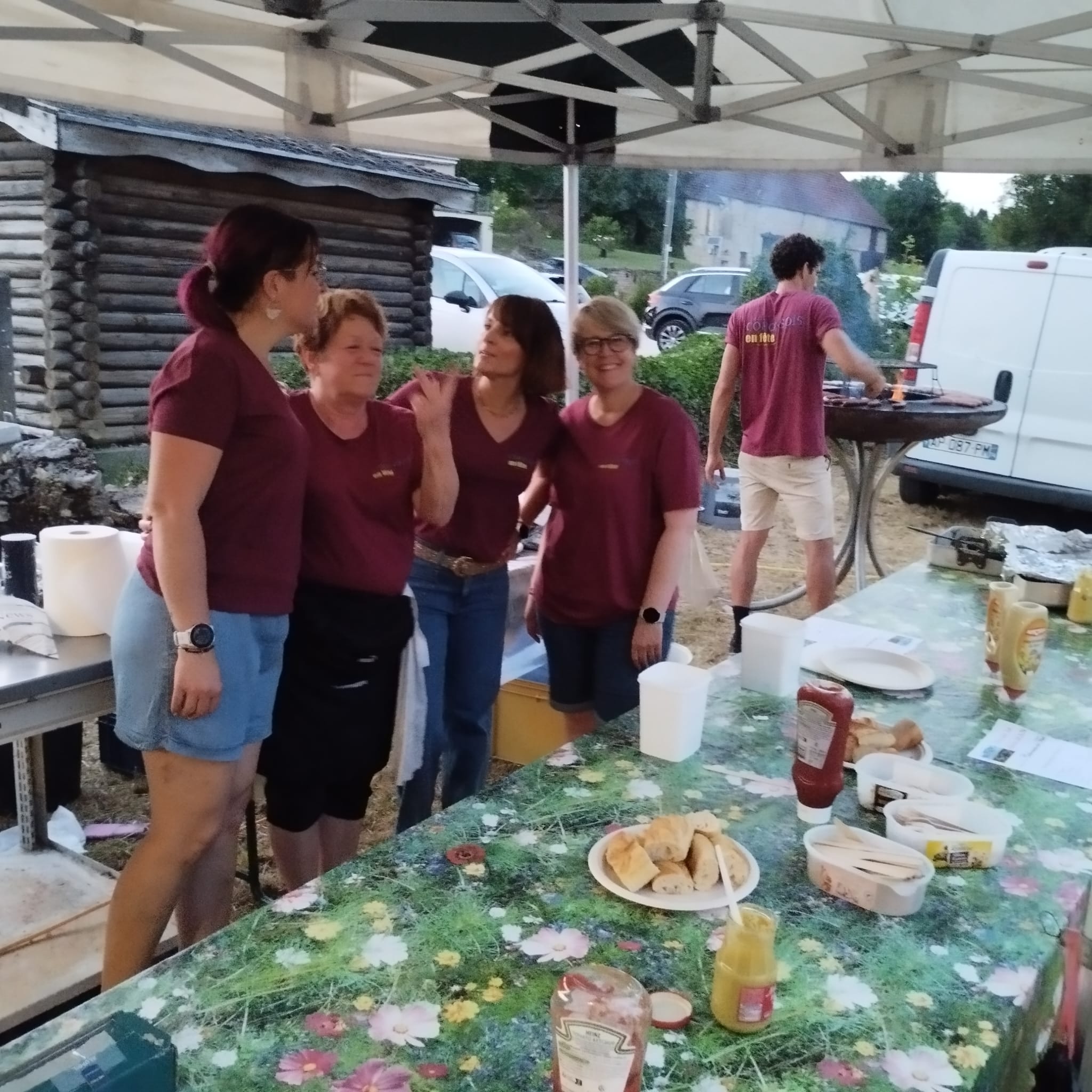 Tables dressées pour un repas convivial