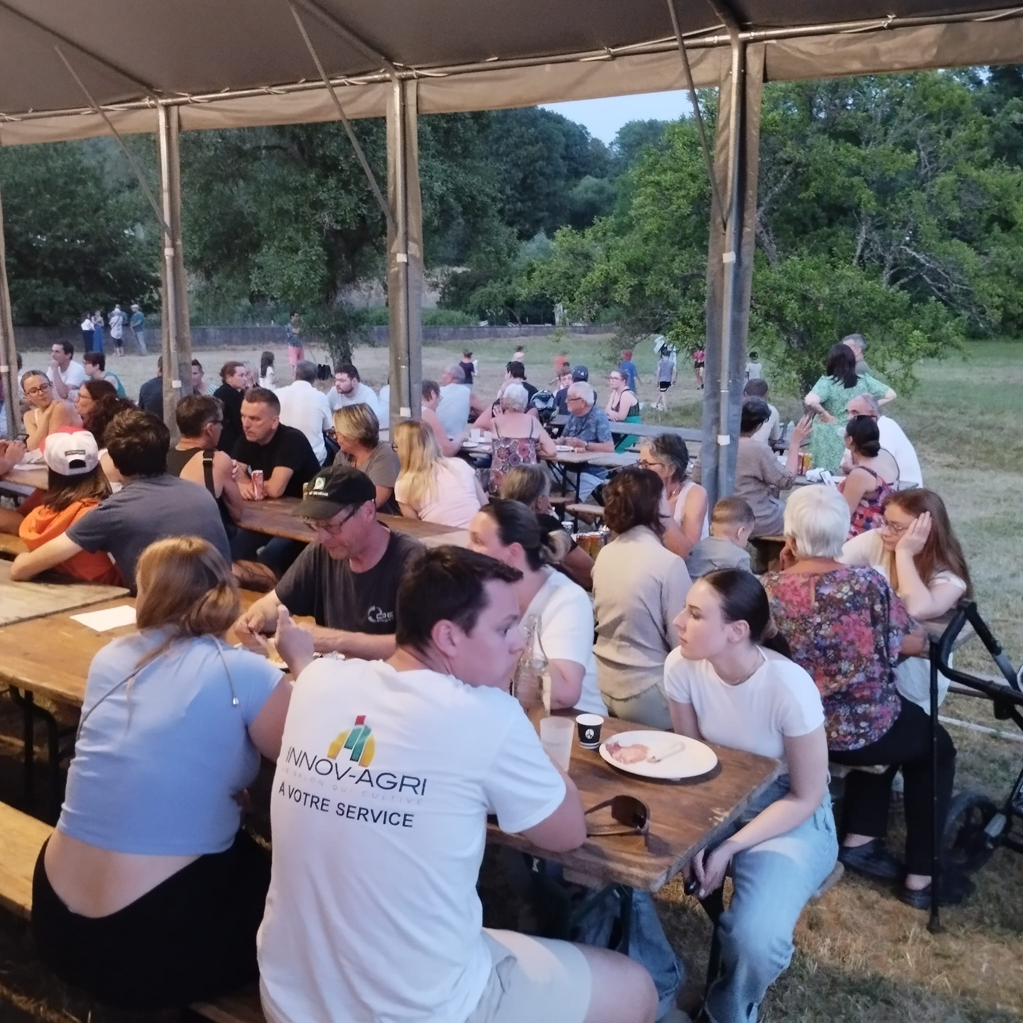 Participants autour d'une table